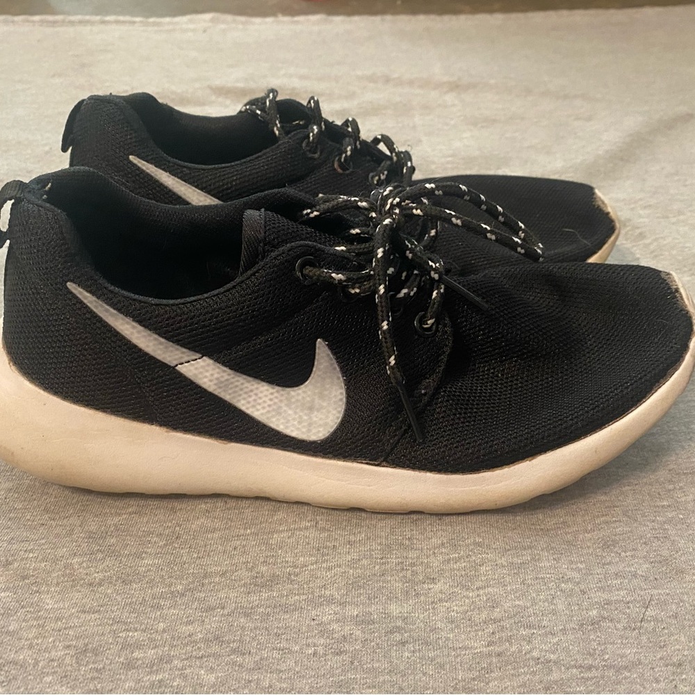 Nike Roche One Sneakers - Picture 2 of 3